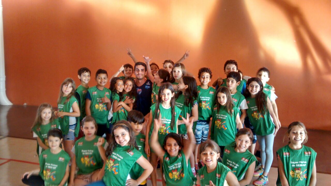Igor brincou e conversou com os pequenos (Foto: Reprodução)